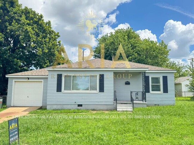 Building Photo - LOCATION! LOCATION! LOCATION! Charming 2 B...