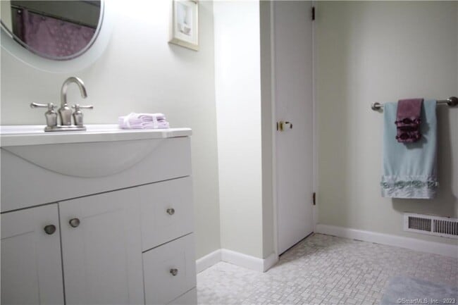 Building Photo - 14 Newtown Rd