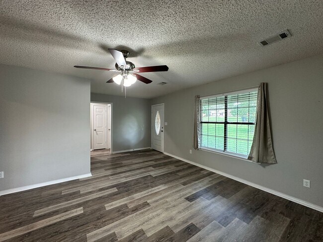 Building Photo - Cozy Elegance: Beautiful 2 Bed, 2.5 Bath H...