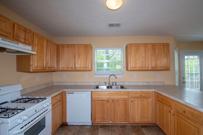 Building Photo - Impressive 3 Bed, 2.5 Bath Home