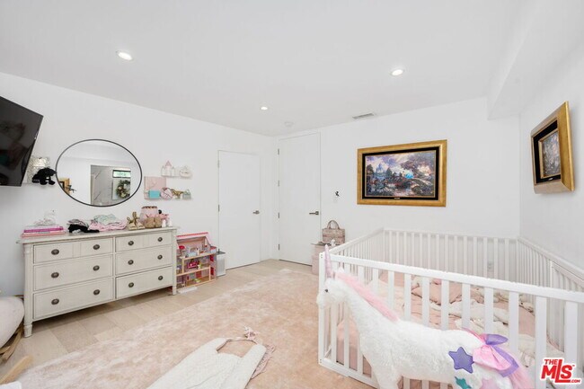 Building Photo - 2048 N Beverly Dr