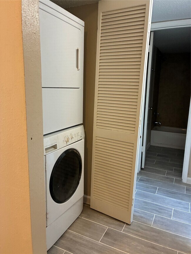 Building Photo - 11917 Bob White Dr