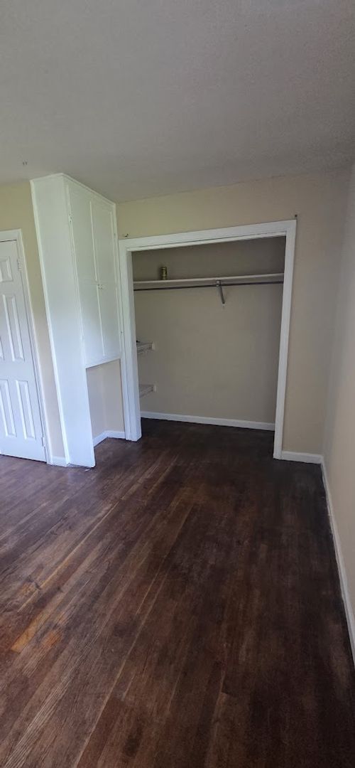 Building Photo - Three Bedroom, Two Bath
