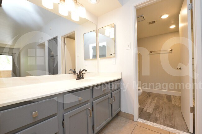 Building Photo - 7950 E Starlight Way