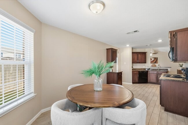 Building Photo - 1001 Strawberry Ridge Dr