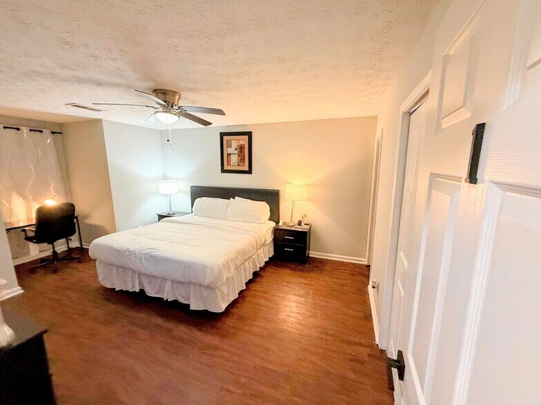 Building Photo - 5405 Glen Haven Dr