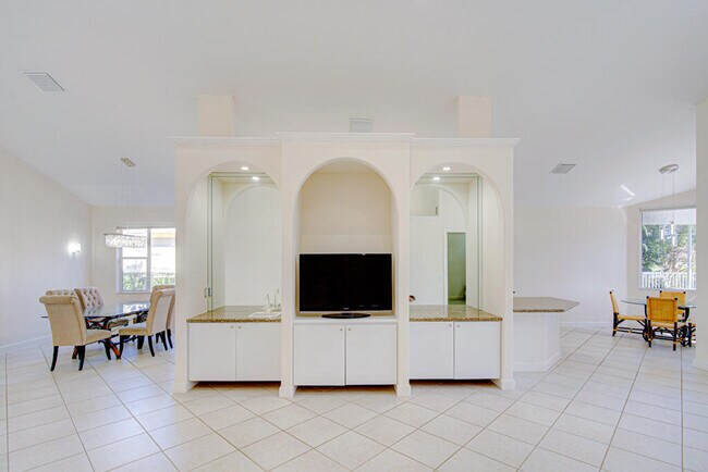 Building Photo - 6646 Oakmont Way