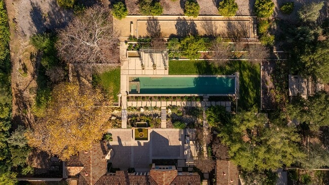 Building Photo - Outdoor Oasis