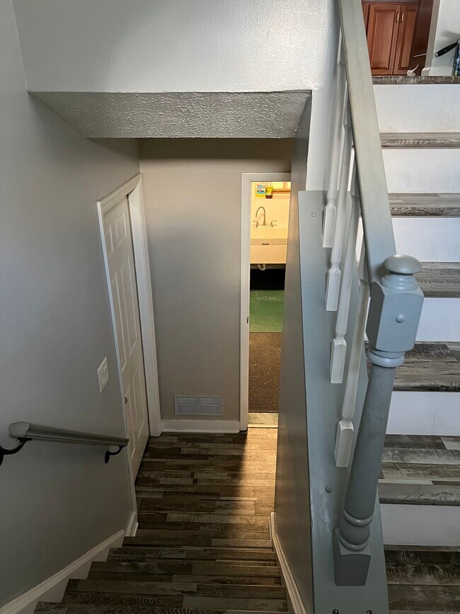 Building Photo - 305 Dolores Cir