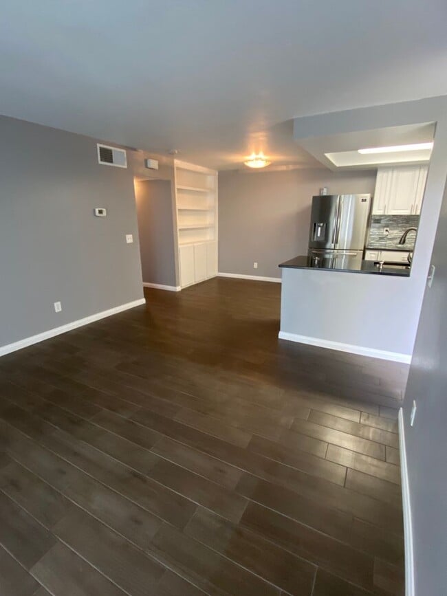 Building Photo - 2BD / 1BA Apartment with AC and parking in Mission Valley!