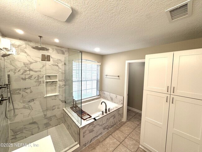 Building Photo - 12850 Chets Creek Dr N