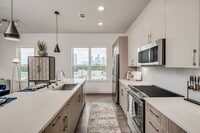Building Photo - Stylish Spaces in the Center of It All