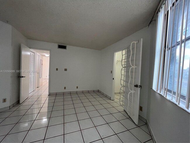 Building Photo - 215 Lake Pointe Dr