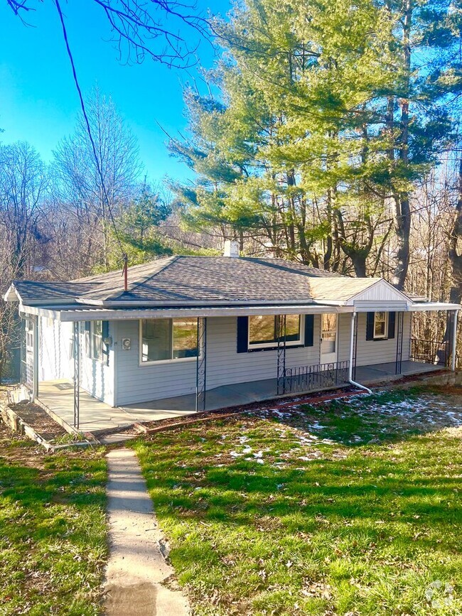 Building Photo - Cute, 3 bedroom, 1 bathroom West of Asheville