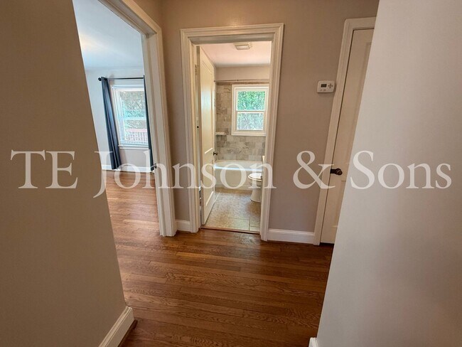 Building Photo - Charming 3-Bedroom Home with Screened Porc...