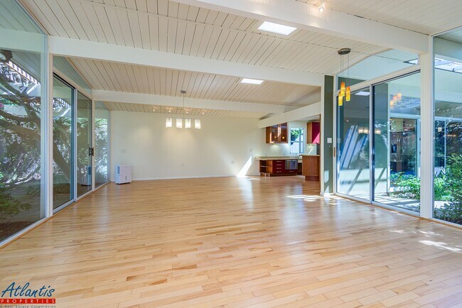 Building Photo - Gorgeous Eichler Home | Desirable Location
