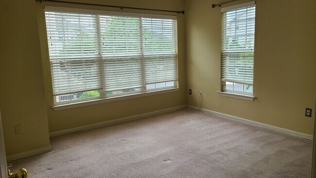 Building Photo - Spacious & Sunny 2Bed/2Bath End Unit in The Village at Town Center