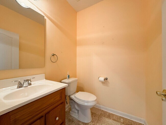 Building Photo - Stunning 3 Bed 2/2 Bath End-Unit Townhome In Desired Stone Ridge South