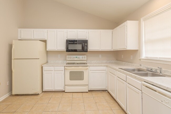 Building Photo - Beautiful 4 bed 2 bath home in Greensboro with fenced yard. Walk to coffee shop and restaurants.