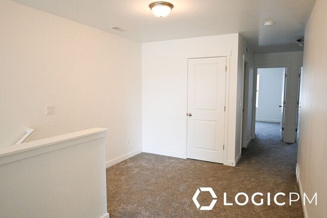 Building Photo - Stunning Townhome In Excellent Location!