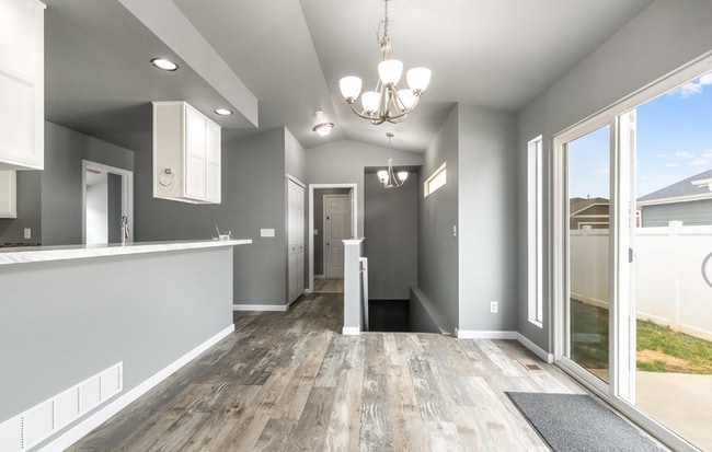 Building Photo - *FIRST MONTHS RENT FREE* 3 BED, 2 BATH MOD...