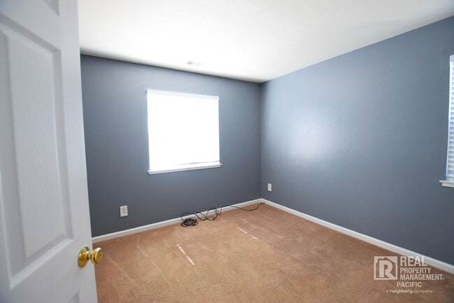 Building Photo - Newly Renovated 4 Bedroom with Parking