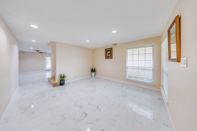 Building Photo - 6515 Autumn Thistle Dr