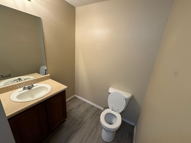 Building Photo - 2 bedroom 2 bath apartment at Clifton Heig...