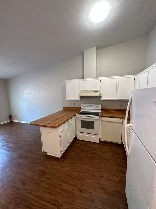 Building Photo - 218-B White Drive - One Bedroom Patio Home