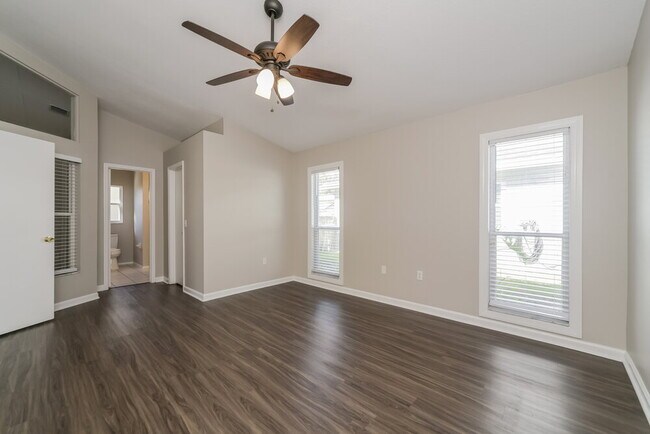 Building Photo - 224 Kingshill Ct SE