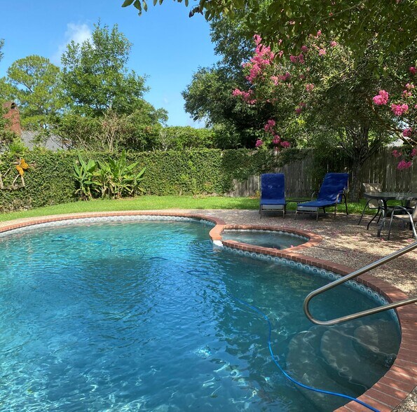 Pool - 412 Woodvale Ave