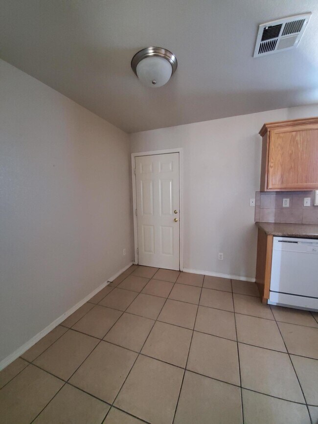 Building Photo - 10021 Railroad Dr