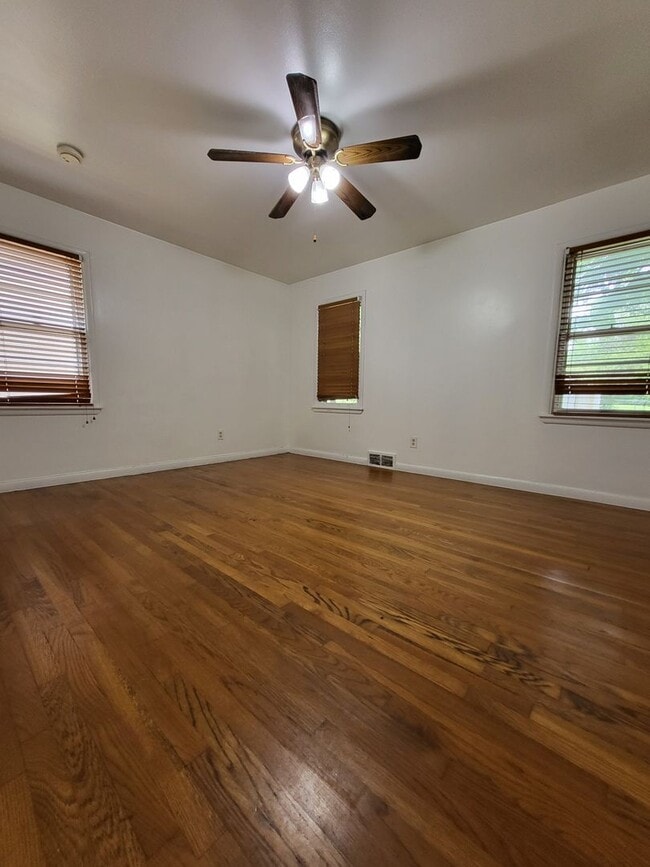 Building Photo - PRELEASING for Aug 7th! (3-4) Bedroom/(2) Bath Close to Campus!