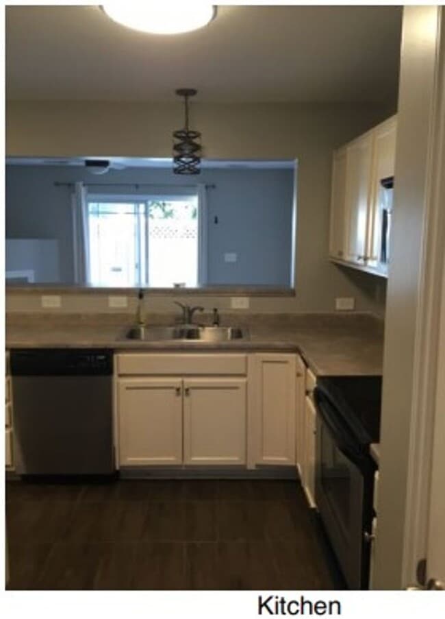 Building Photo - Townhome in great location!