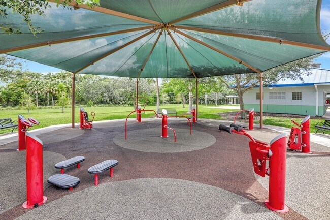Building Photo - 2651 S Palm Aire Dr