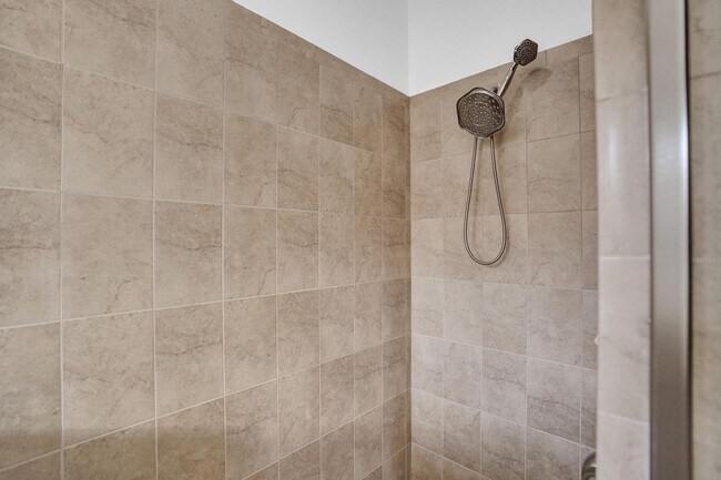 Building Photo - Gorgeous Townhome in Parkland