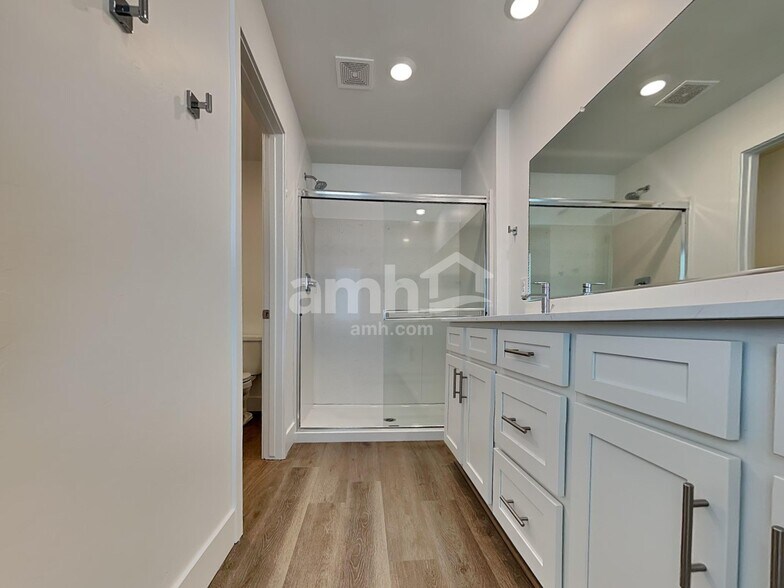 Building Photo - 9647 Harkes Dr