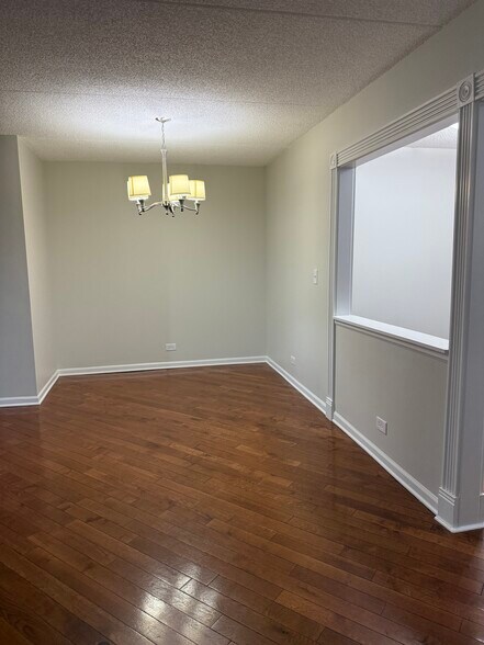 Living room - 4750 N Elston Ave