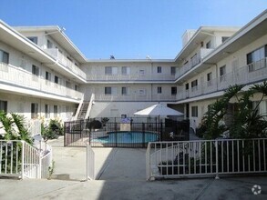 Building Photo - Fully Renovated 1 Bedroom Apartment! Downs...