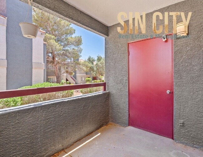 Building Photo - "Spacious 2-Bed, 2-Bath Condo Retreat on W...