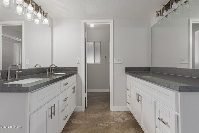 Building Photo - 1835 E Yale Dr