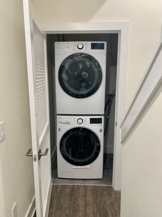 Building Photo - Luxurious 1-Bedroom Apartment in Olde Kens...