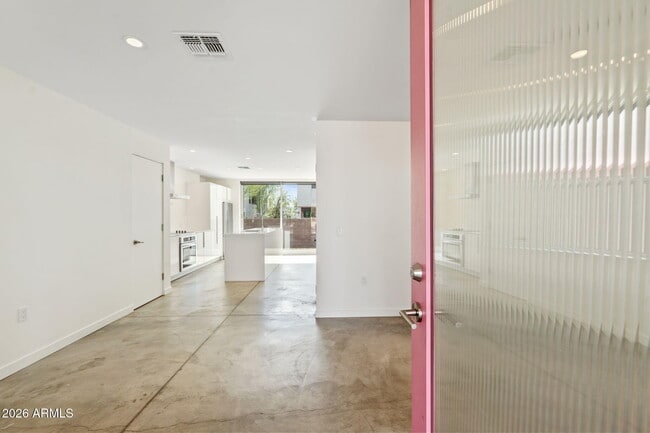 Building Photo - 1337 E Polk St