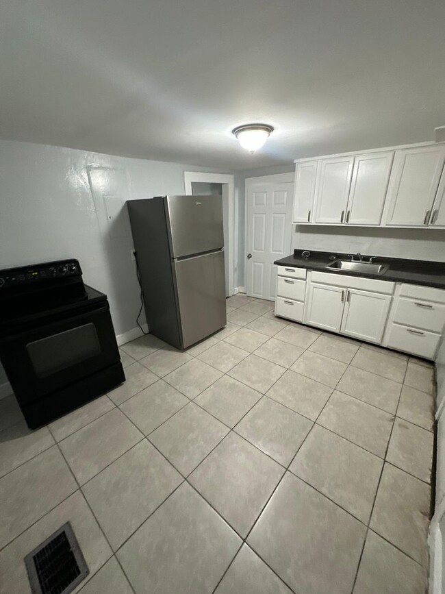 Building Photo - Fully Renovated 2/1 Single Family Home Rea...