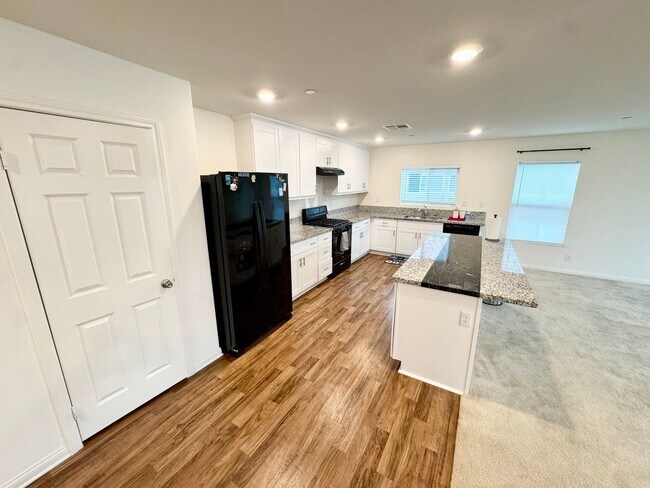 Building Photo - Beautiful 3 bedroom plus bonus room Home