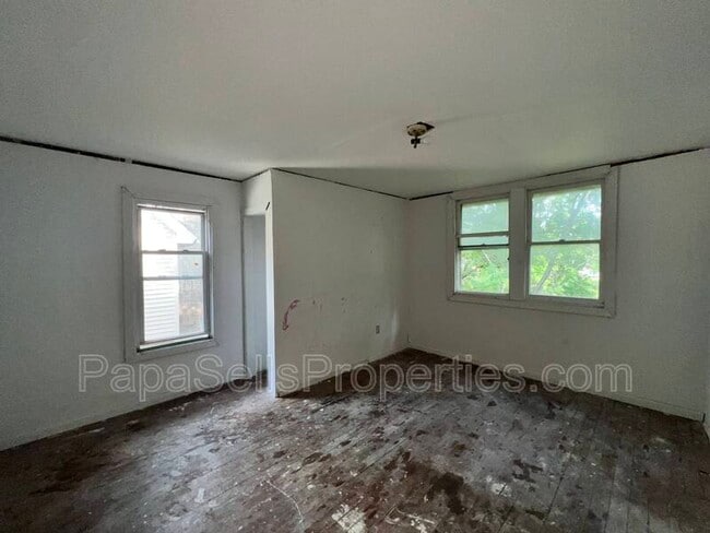 Building Photo - 327 E Stuart Ave