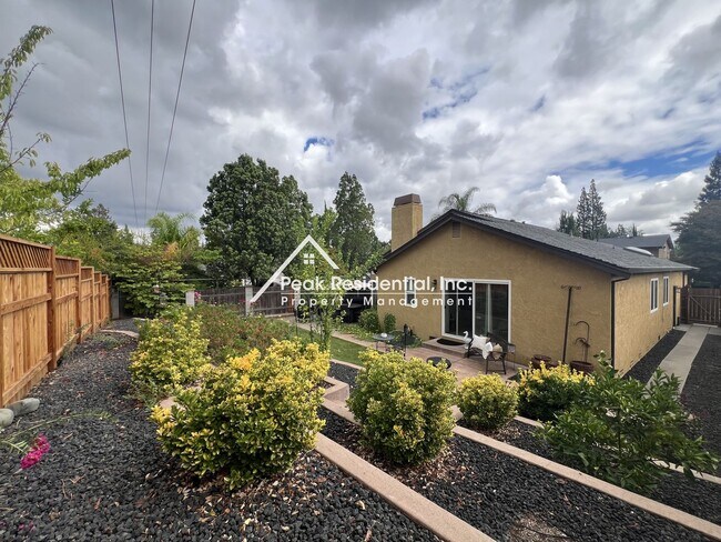 Building Photo - Wonderful 3bd/2ba Orangevale Home with 2 C...