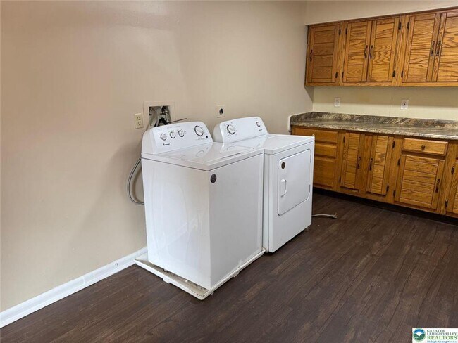 Building Photo - 1538 E 8th St