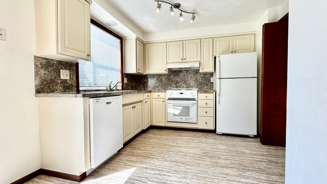 Building Photo - Two Bedroom Townhome with AC, Garage & Ful...