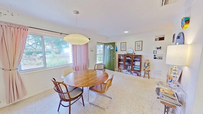 Building Photo - Lake Pasadena - Charming 2 Bedroom Home with Spacious Yard